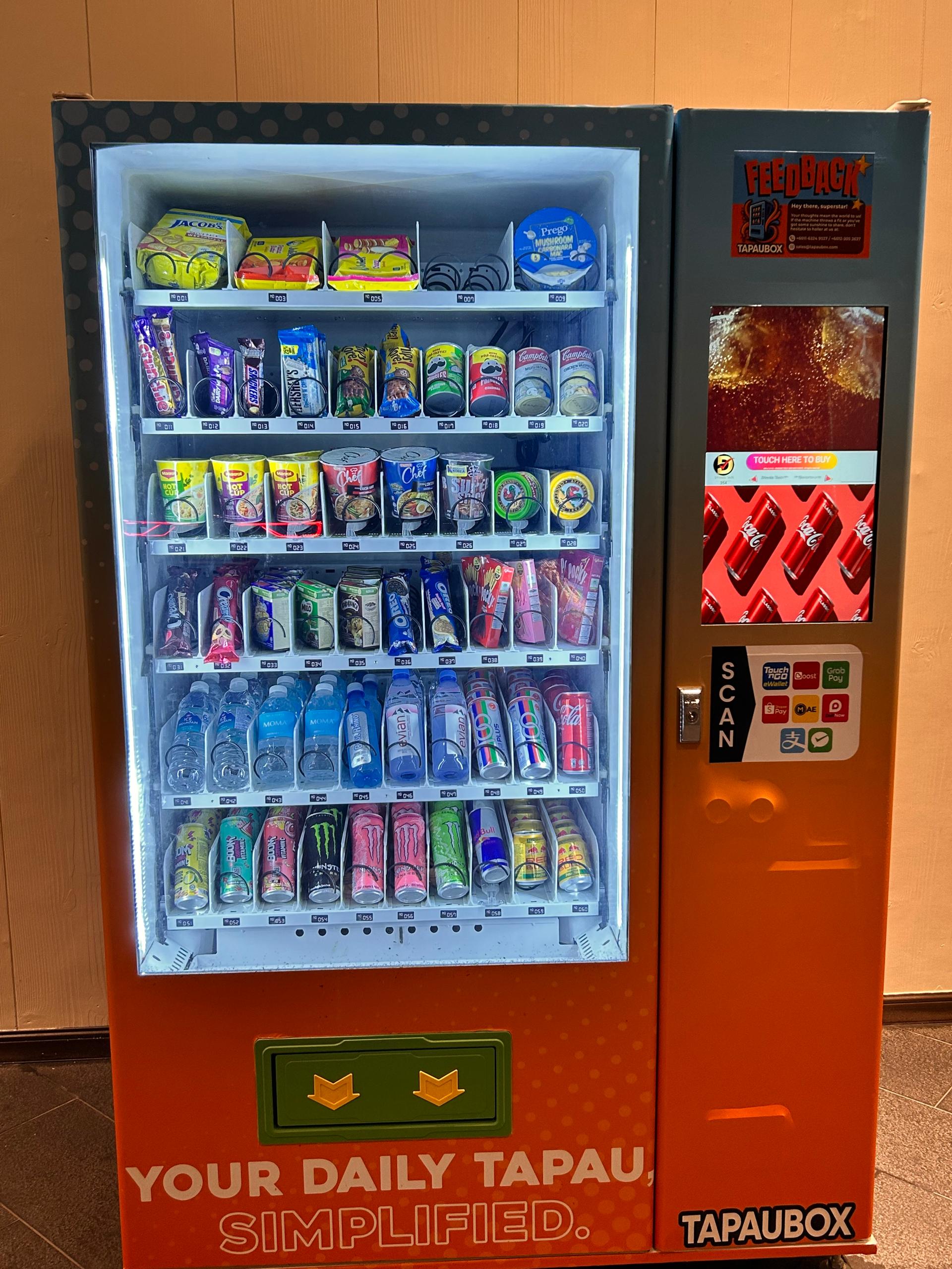 TAPAUBOX vending machine with beverages and snacks